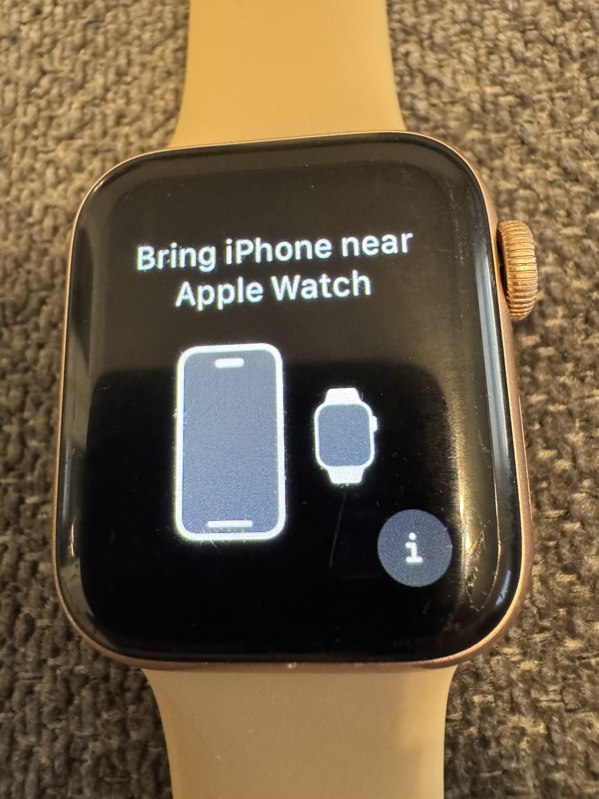 Gold/pink Apple 40mm Apple Watch Series 4 khaki/tan S/M band