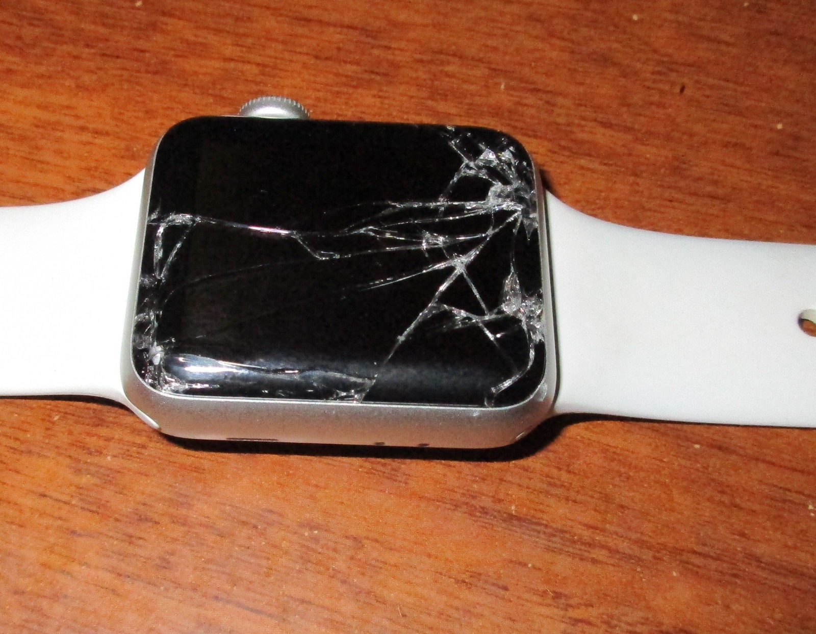 White Apple Watch Series 3 W/Cracked Screen, Working.