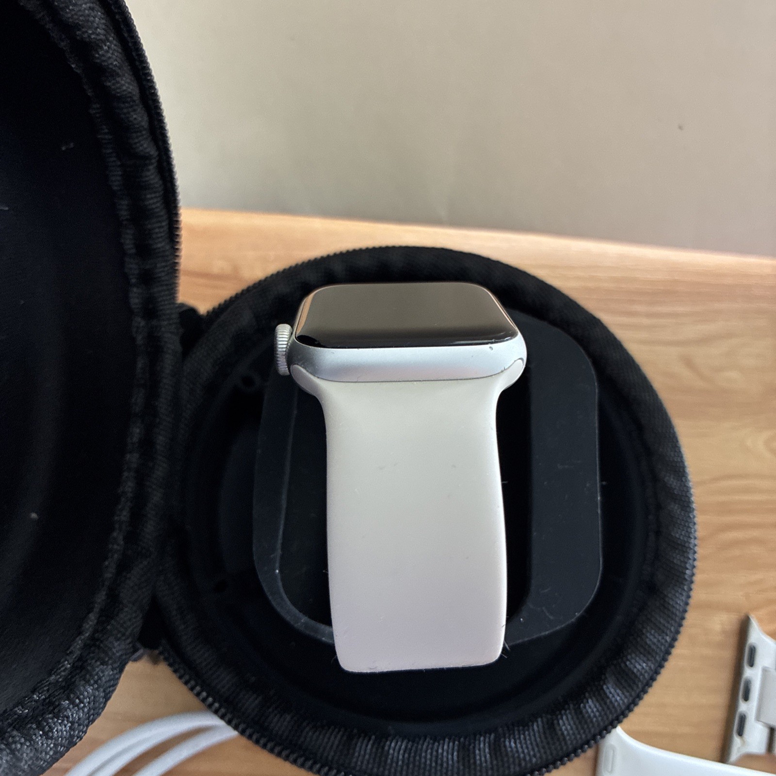 Unlocked Apple Watch SE 1st Gen 44MM Space Gray 4 Bands & Accessories A2354