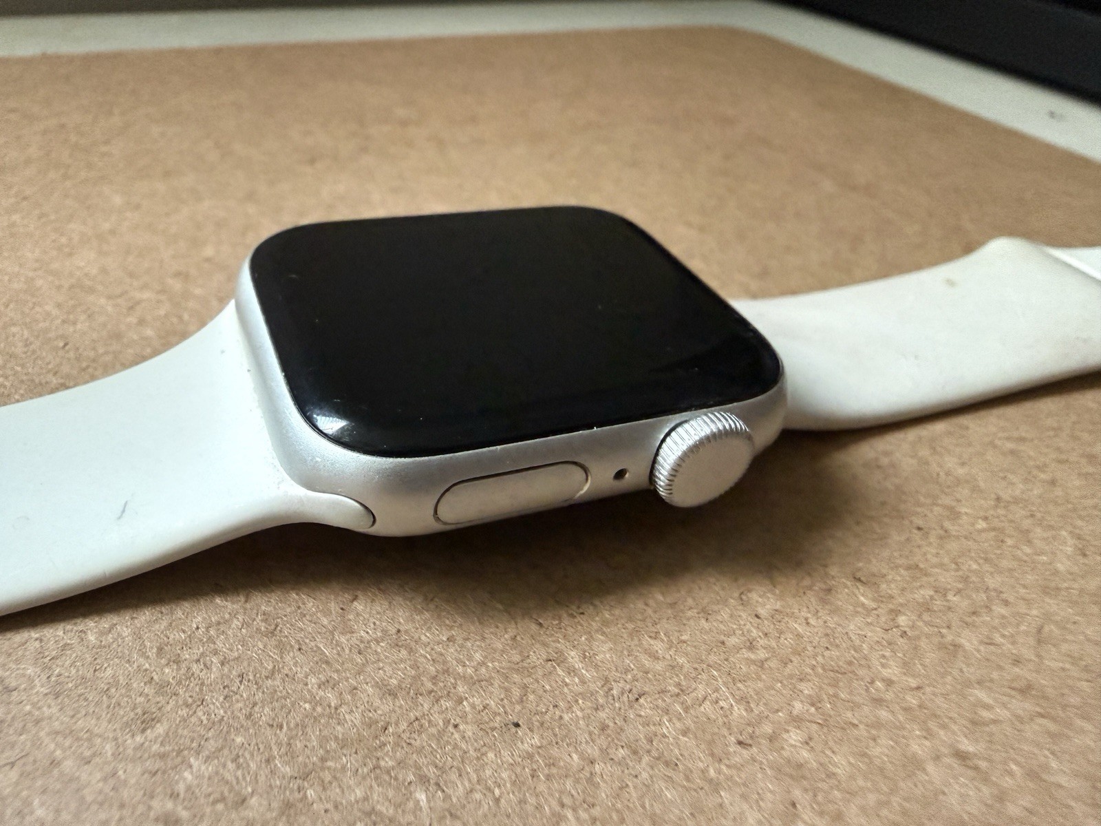 Apple Watch Series 6 A2351 40mm Silver Aluminum White Band 32GB