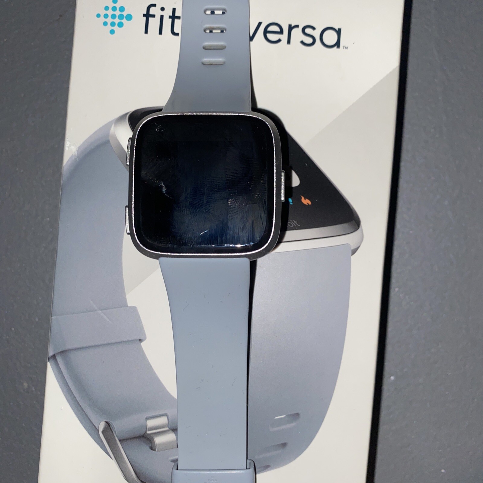 Fitbit Versa Smartwatch +2 Bands & Cord shwroom mdl Tested Black Or Gunmetal