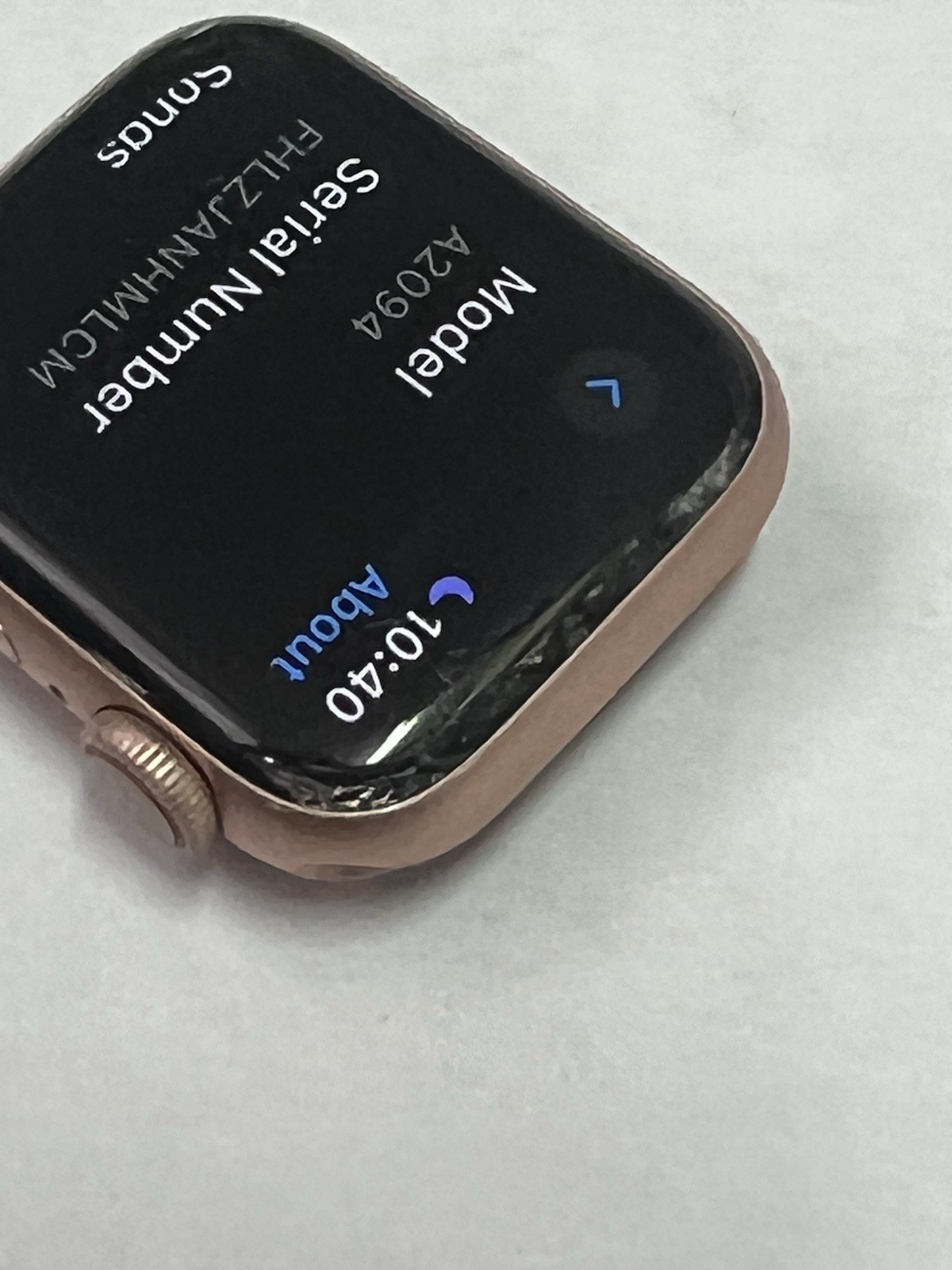 Apple Watch Series 5 40mm Gold Aluminum Case Sport Band GPS-LTE crack