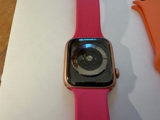Apple Watch Series 5 – 44mm – 1‑Year‑Old Replacement Unit (Battery 1‑Year Old)