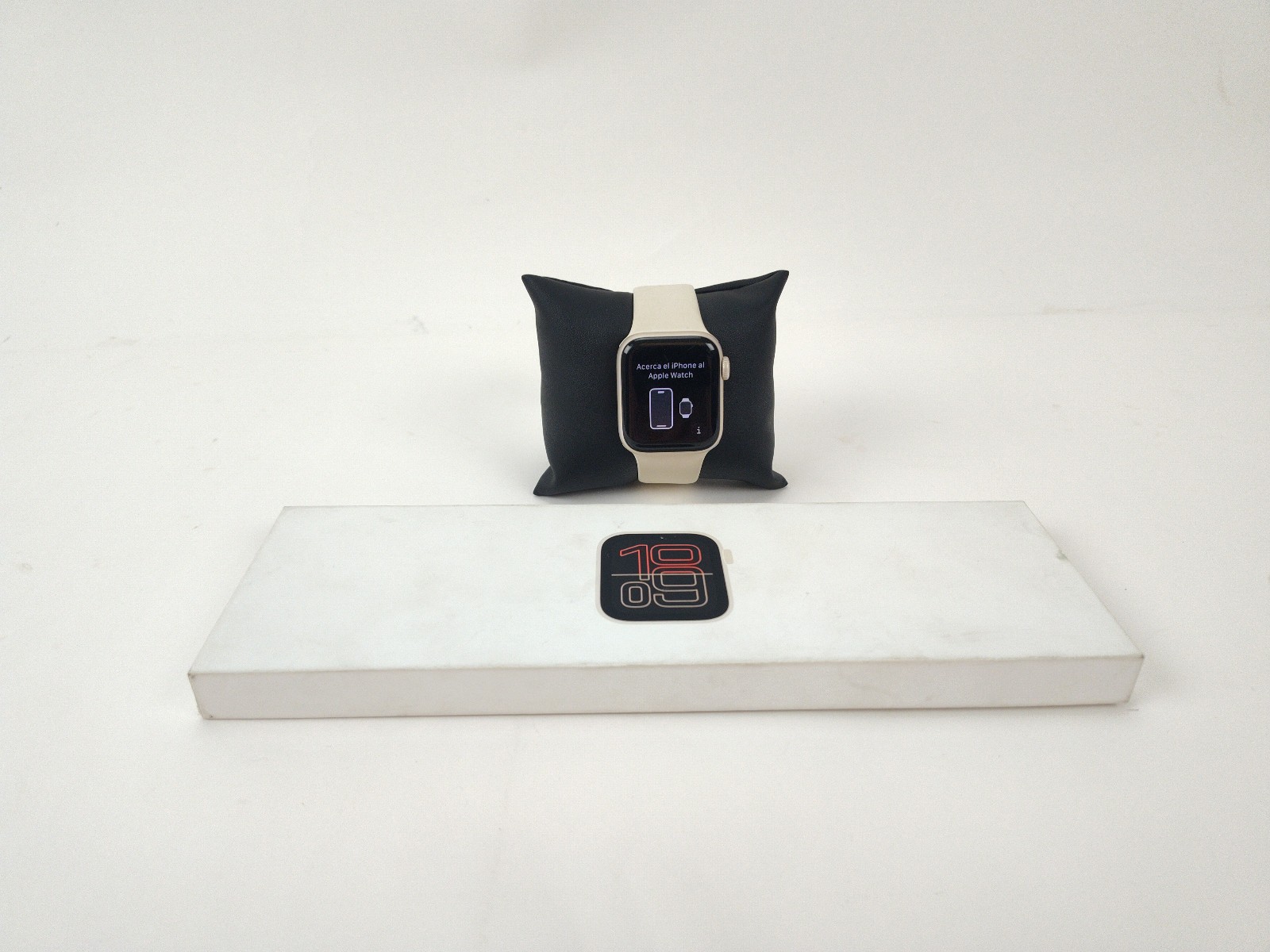 Apple Watch SE 3 40mm – Starlight Aluminum – GPS – w/ SM/M Band – Original Box