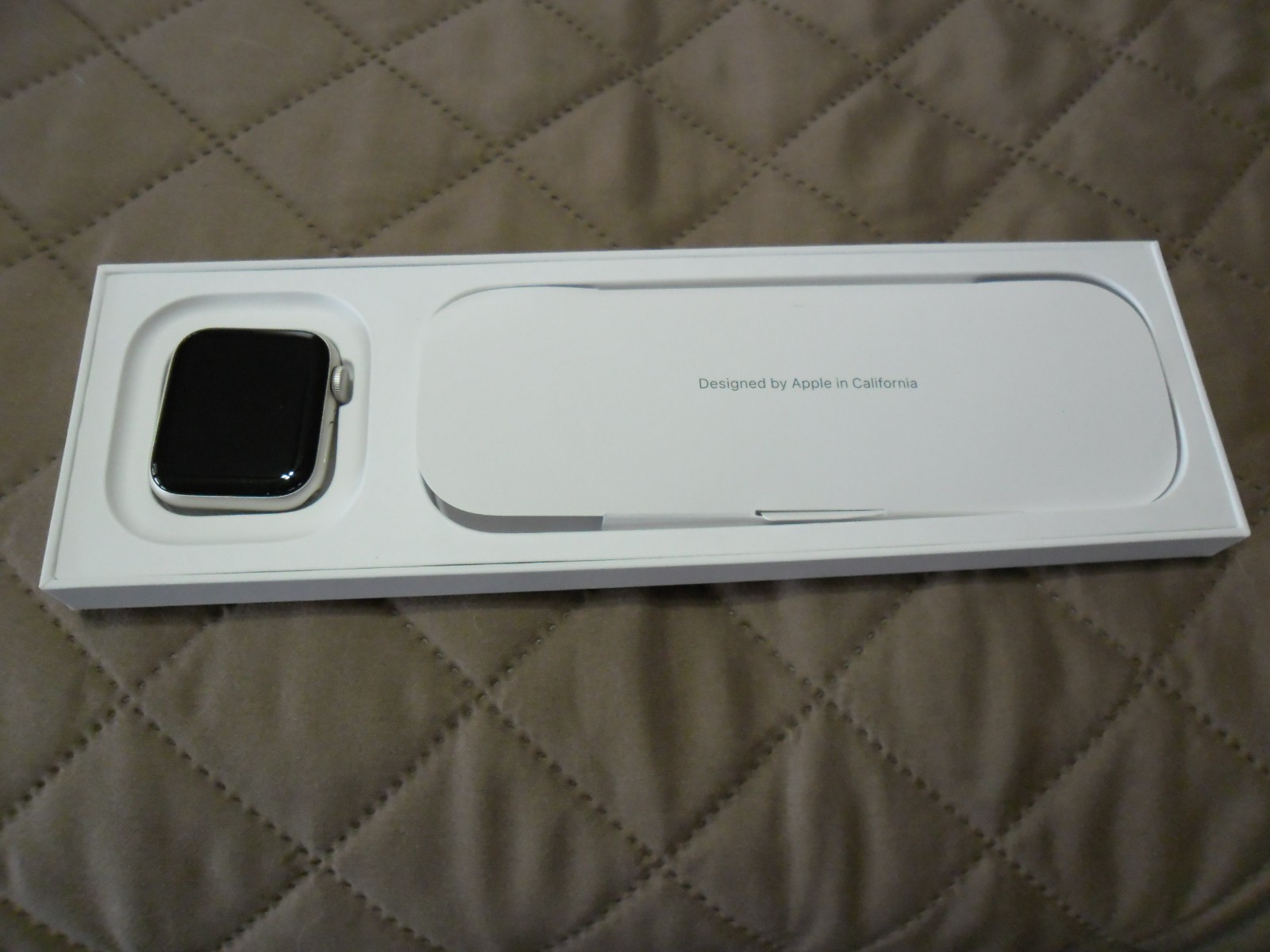 Apple Watch SE 3 40mm Starlight GPS for Apple Phones 11 or Higher W/Extra Bands