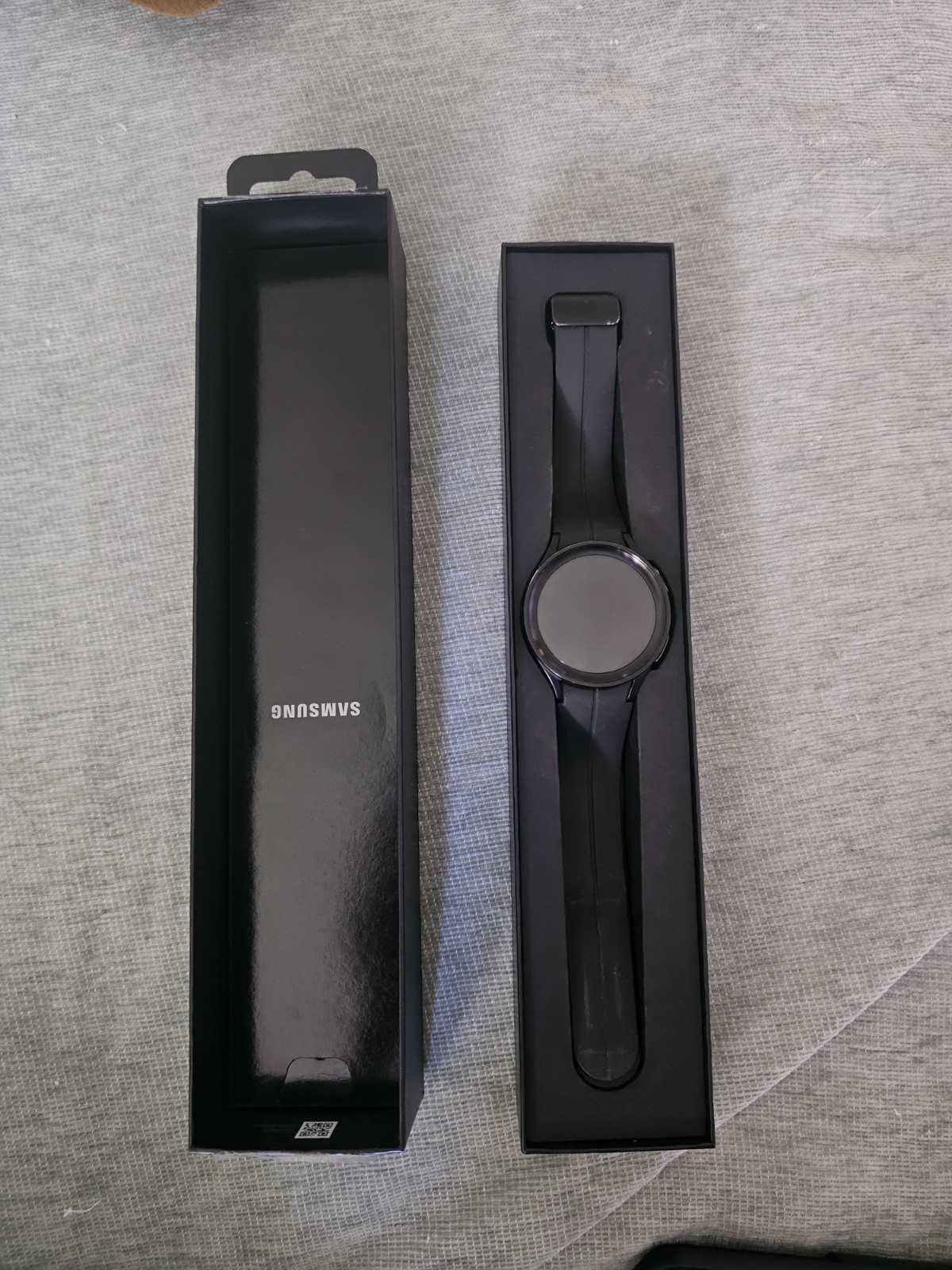 Samsung Galaxy Watch5 Pro 45mm Unlocked Smartwatch GPS Cellular, Black Titanium