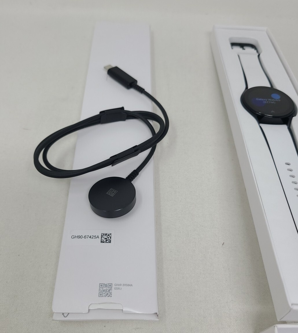 Samsung Galaxy Watch 5 Golf Edition SM-R900 40mm Gray Bezel with Two-Tone Band