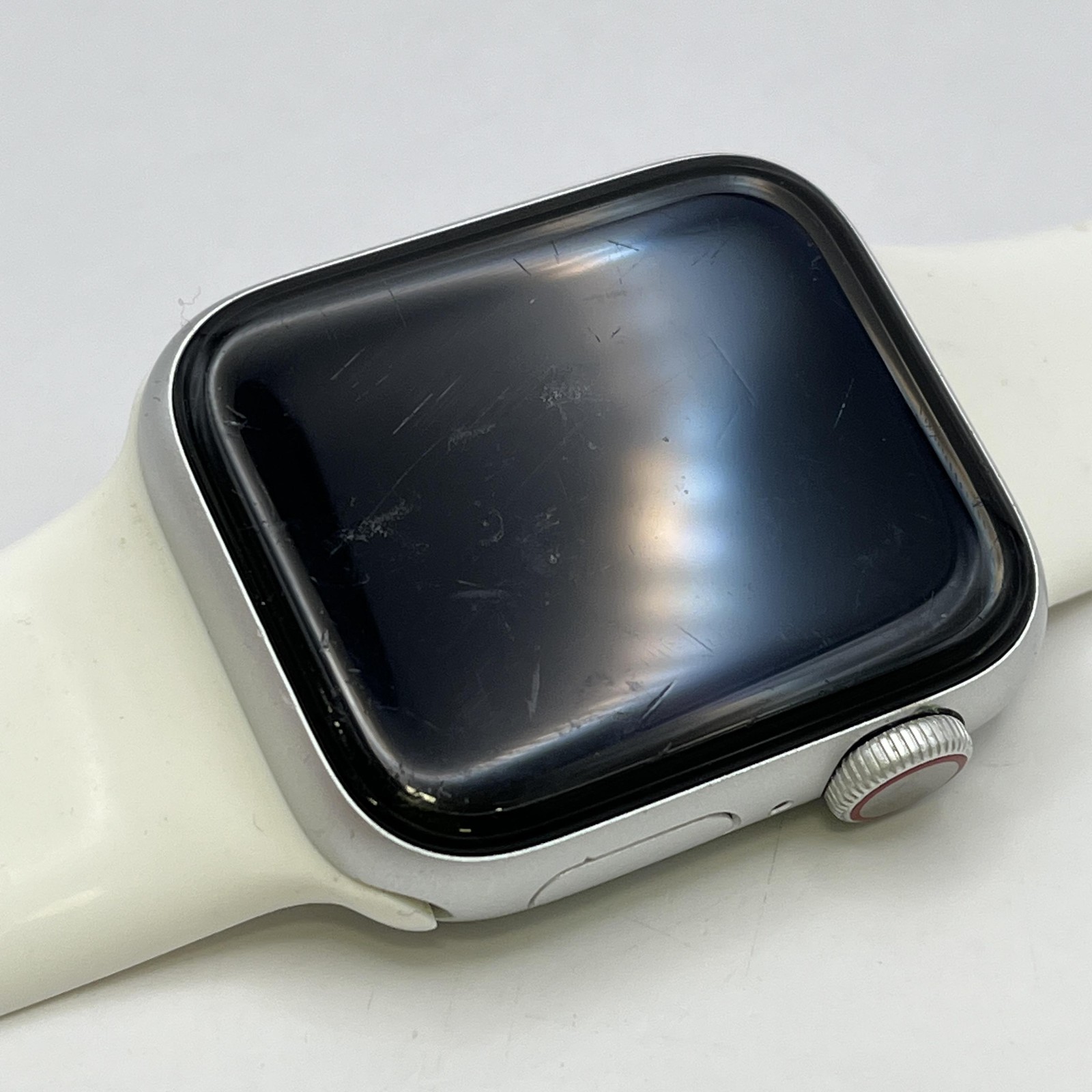 Apple Watch (Series 6) 40mm Silver Aluminum (LTE) w/ White Sport Band – Fair