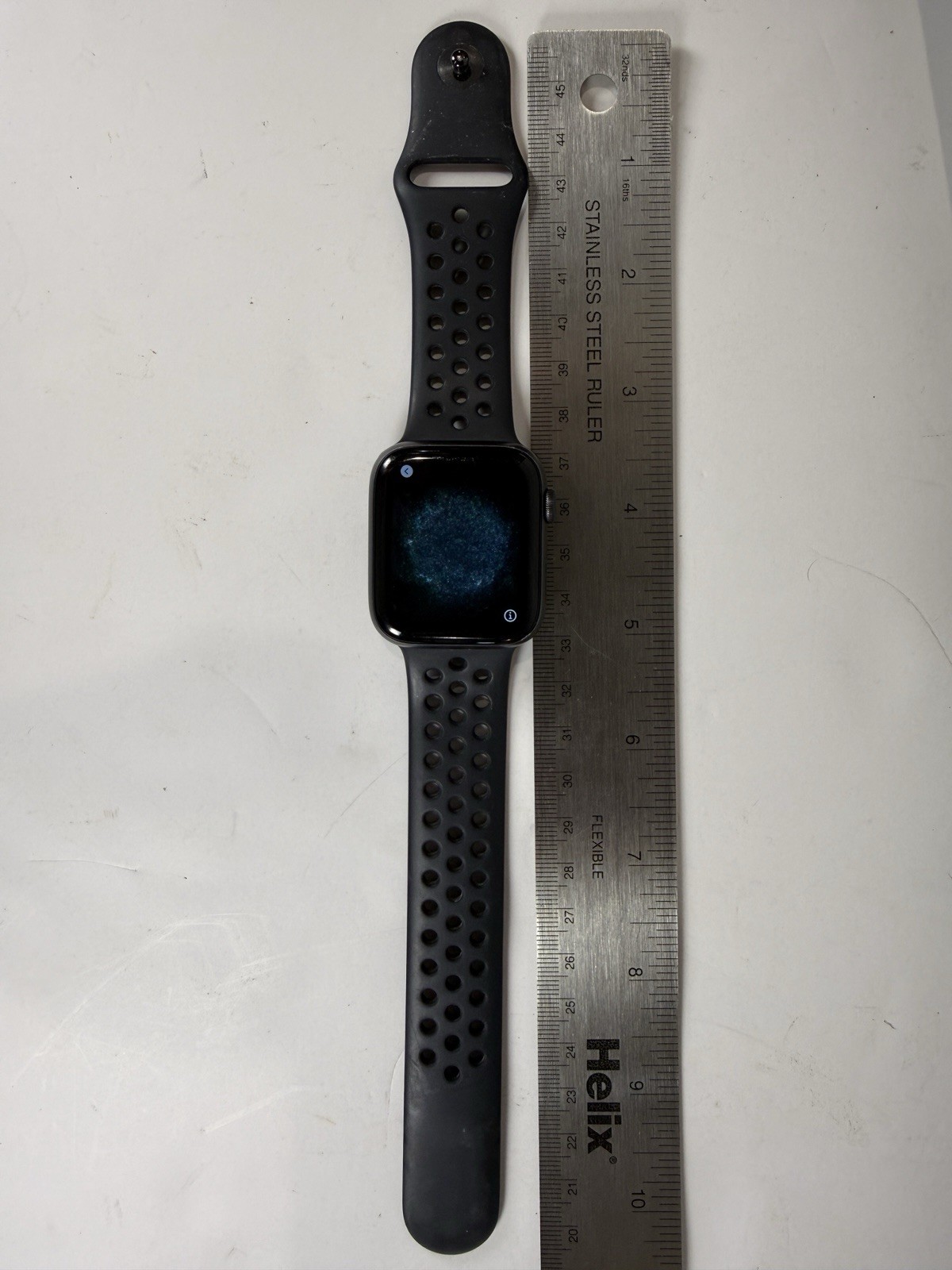 Apple Watch Series 5 44mm GPS Space Gray Aluminum Nike Sport Band A2093