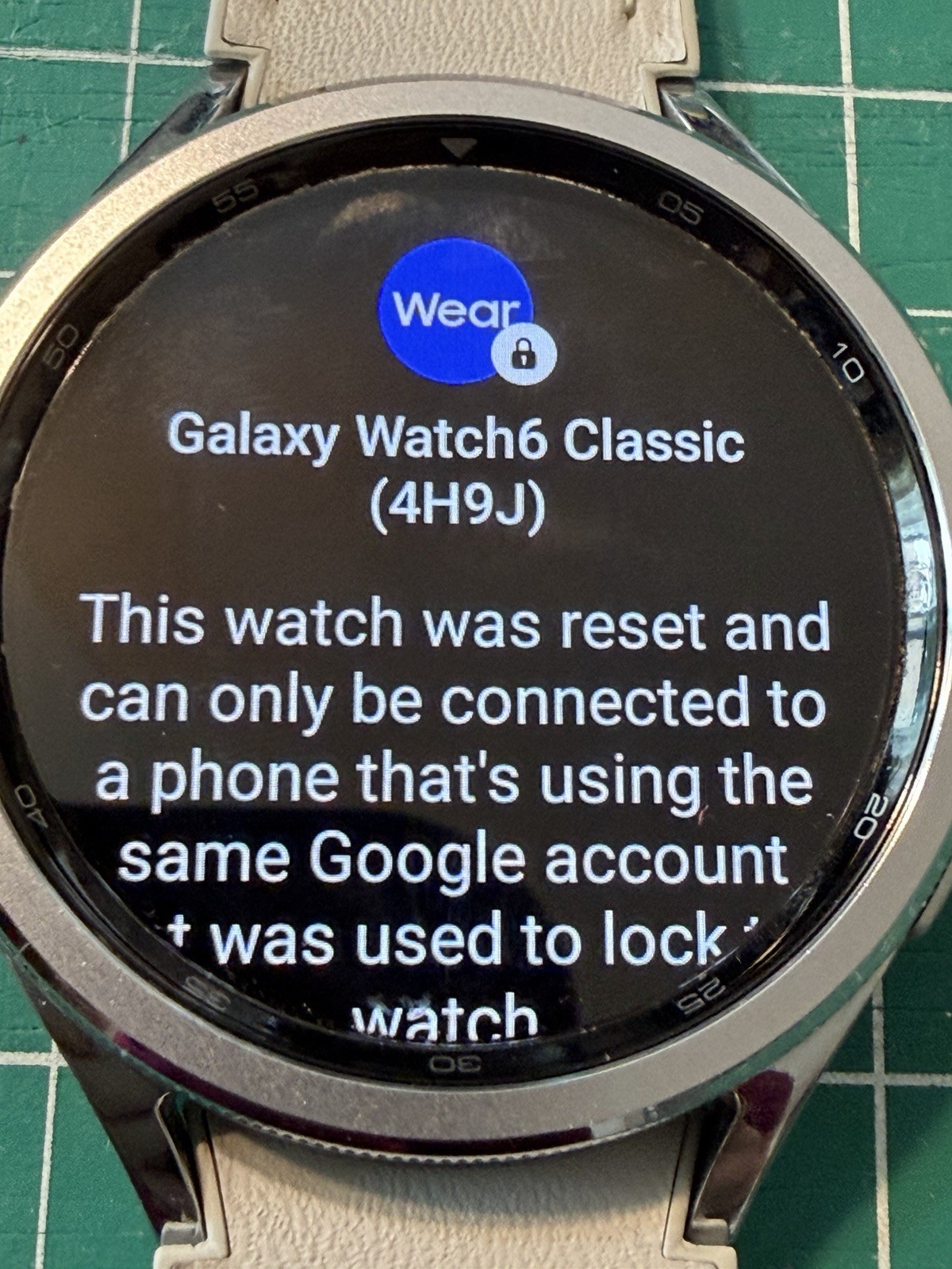 Galaxy Watch 6 Classic 47mm Locked M/L Band Size Light Gray