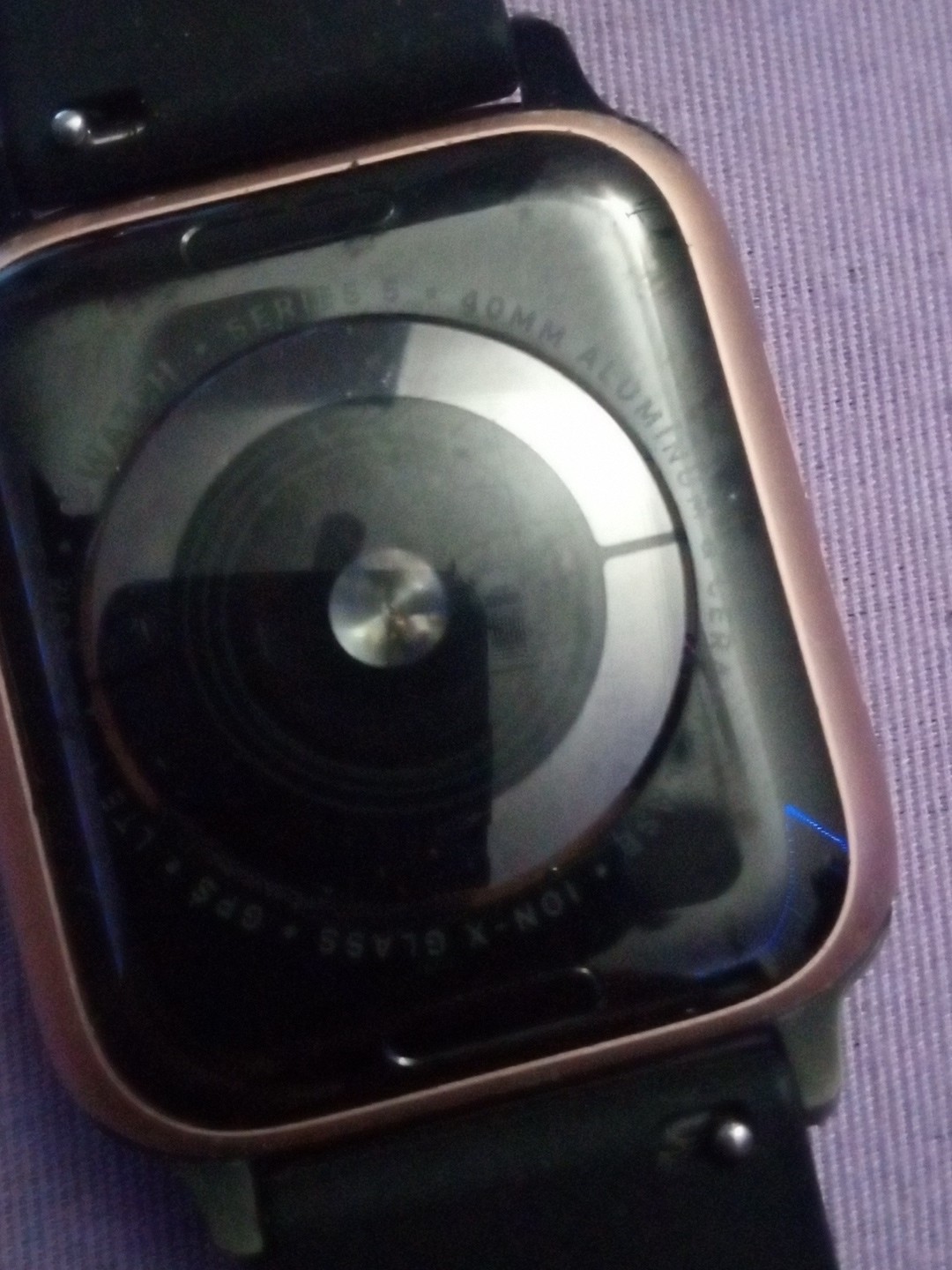 Apple Watch Series 5 44mm Gold-Tone Aluminium Case w Black Sport Band – Locked