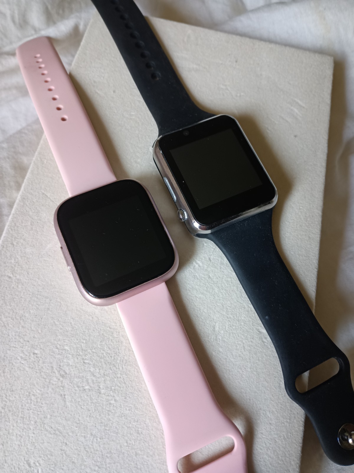 2 Smart Watches, Unknown Brand Hasn’t Been Tested, Looks Like Good Condition