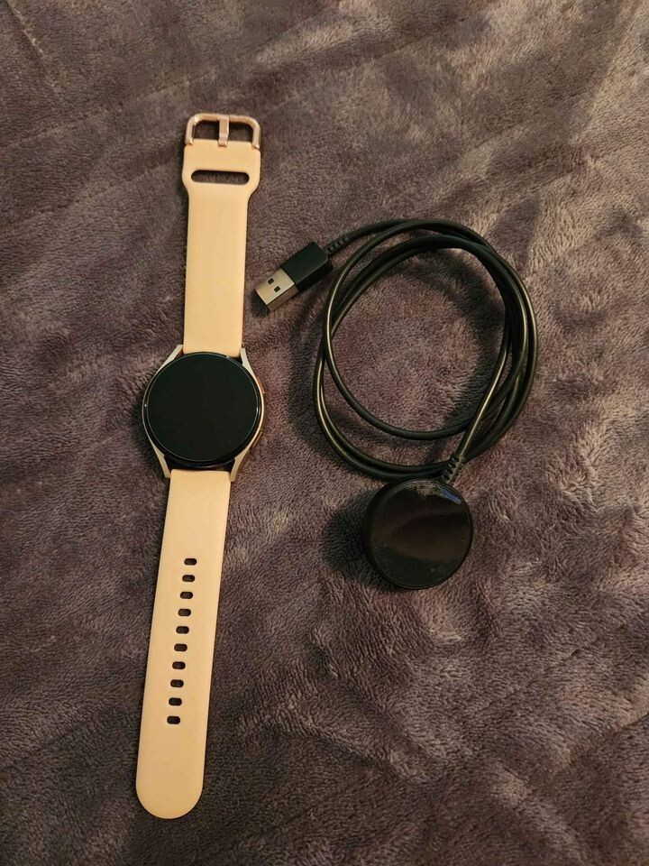 Samsung Galaxy Watch 4 – 40mm Rose Gold Pink