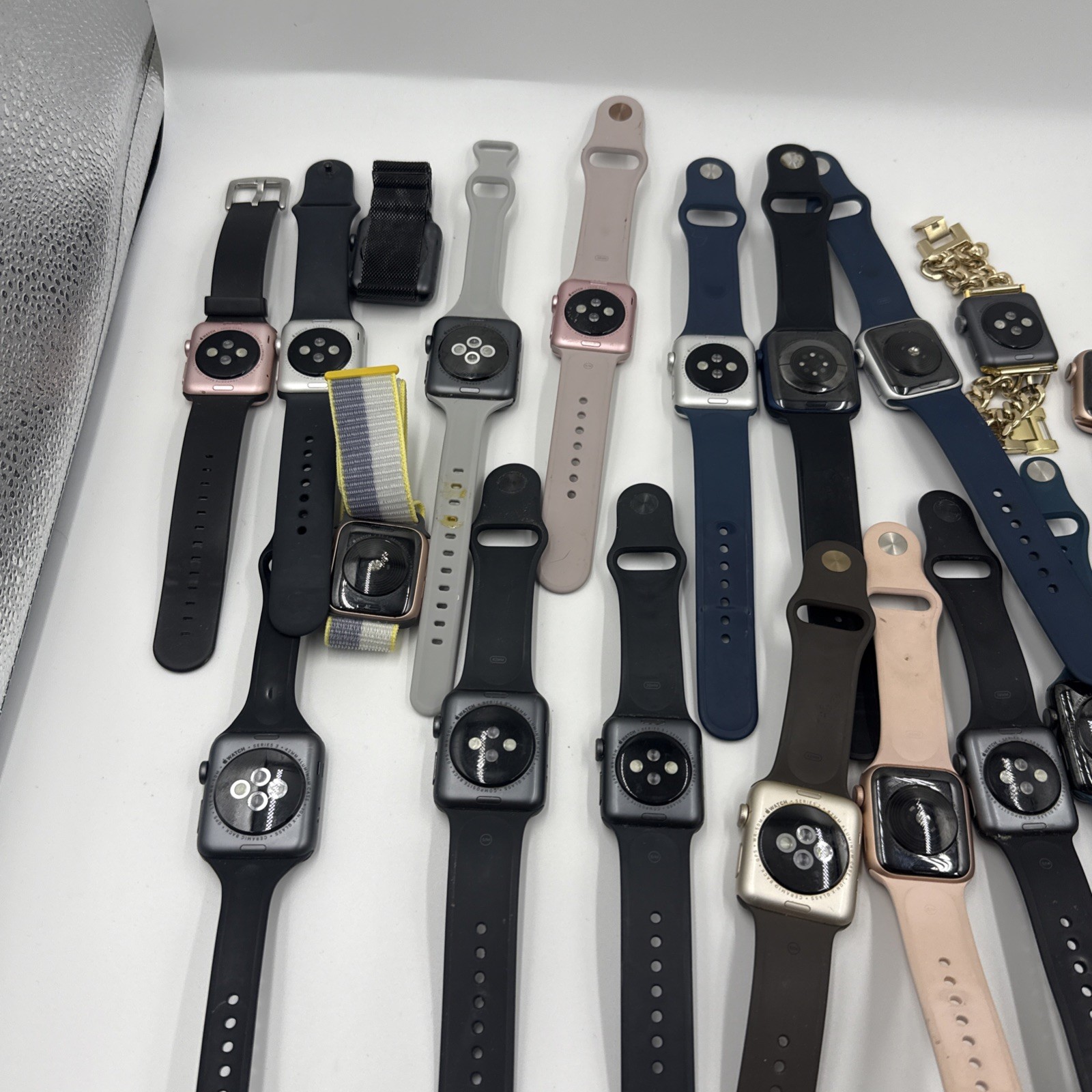 Lot of 24 Apple Watches Series SE, 6, 3, 2 & 1 + Samsung Watch’s Parts/Repair⚠️