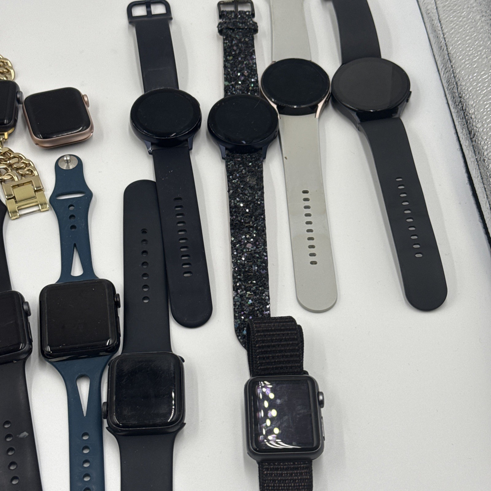 Lot of 24 Apple Watches Series SE, 6, 3, 2 & 1 + Samsung Watch’s Parts/Repair⚠️