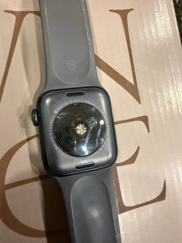 Unlocked Apple Watch SE 1st Gen 40MM Space Gray Aluminum (GPS + LTE)