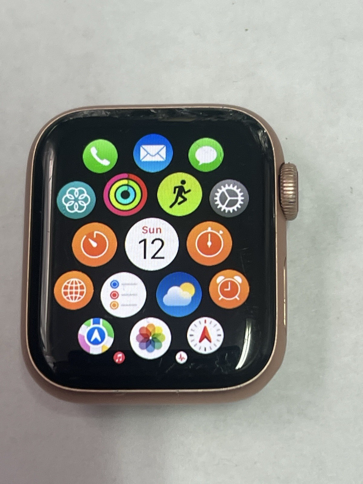 Apple Watch Series 5 40mm Gold Aluminum Case Sport Band GPS-LTE crack