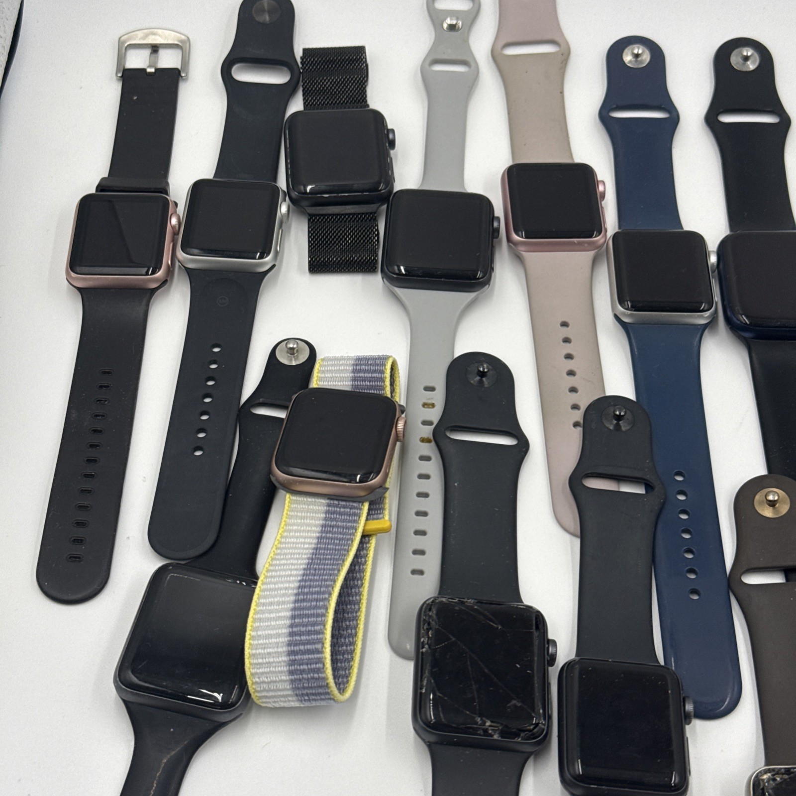Lot of 24 Apple Watches Series SE, 6, 3, 2 & 1 + Samsung Watch’s Parts/Repair⚠️