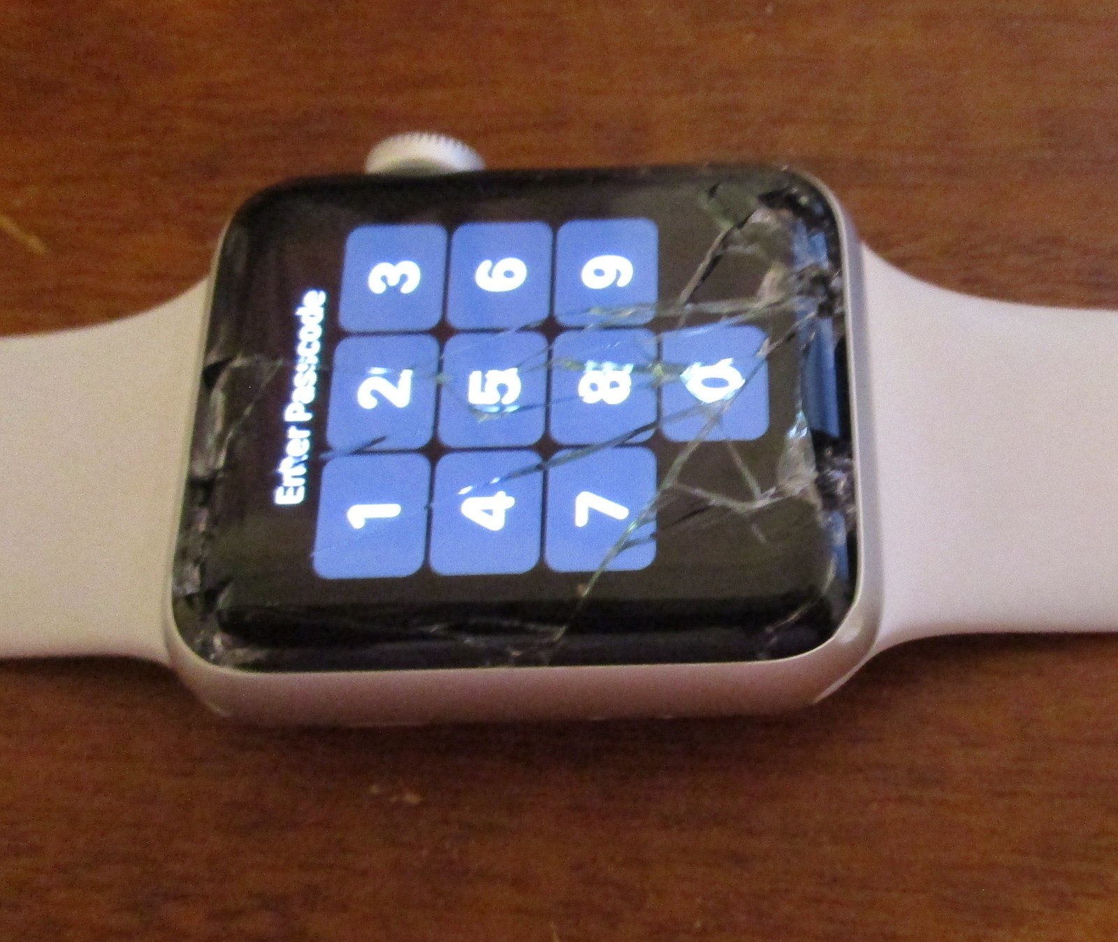 White Apple Watch Series 3 W/Cracked Screen, Working.