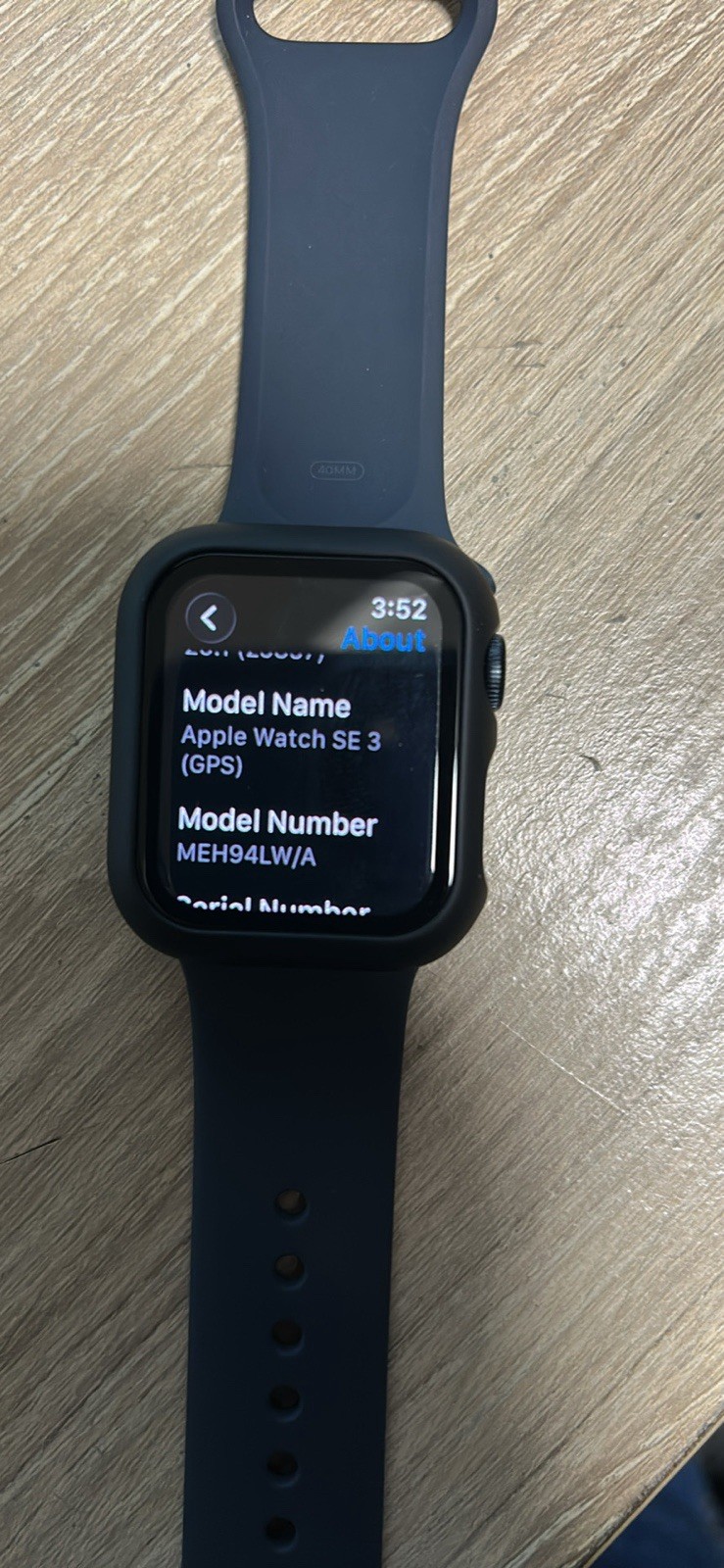 Apple Watch SE 3 40mm Midnight Aluminum – Midnight Sport Band MEHC4LW/A.