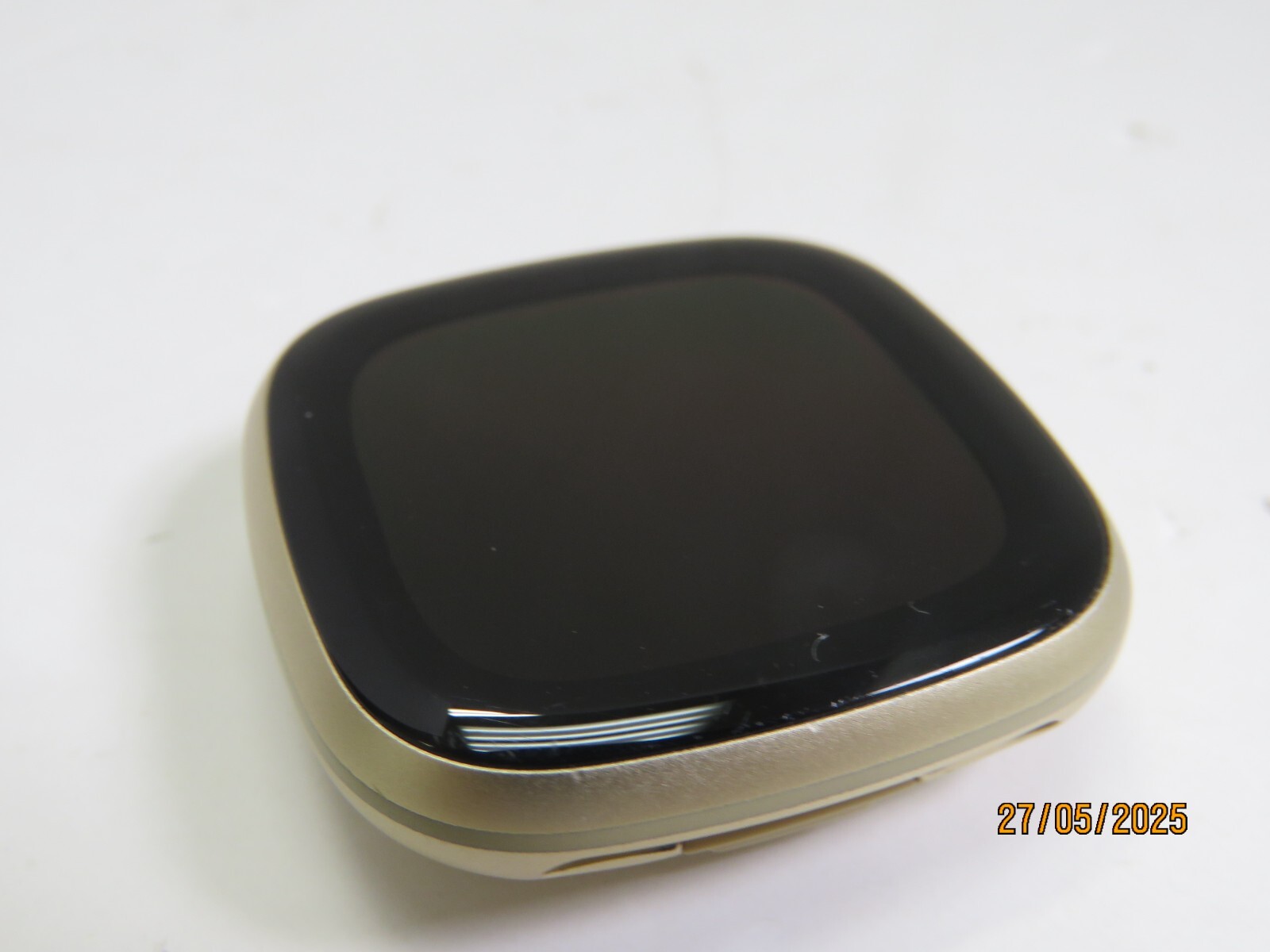 Fitbit Versa 3 40 mm Gold Aluminum GPS Smartwatch (RED TINT ON SCREEN) [DJ401]