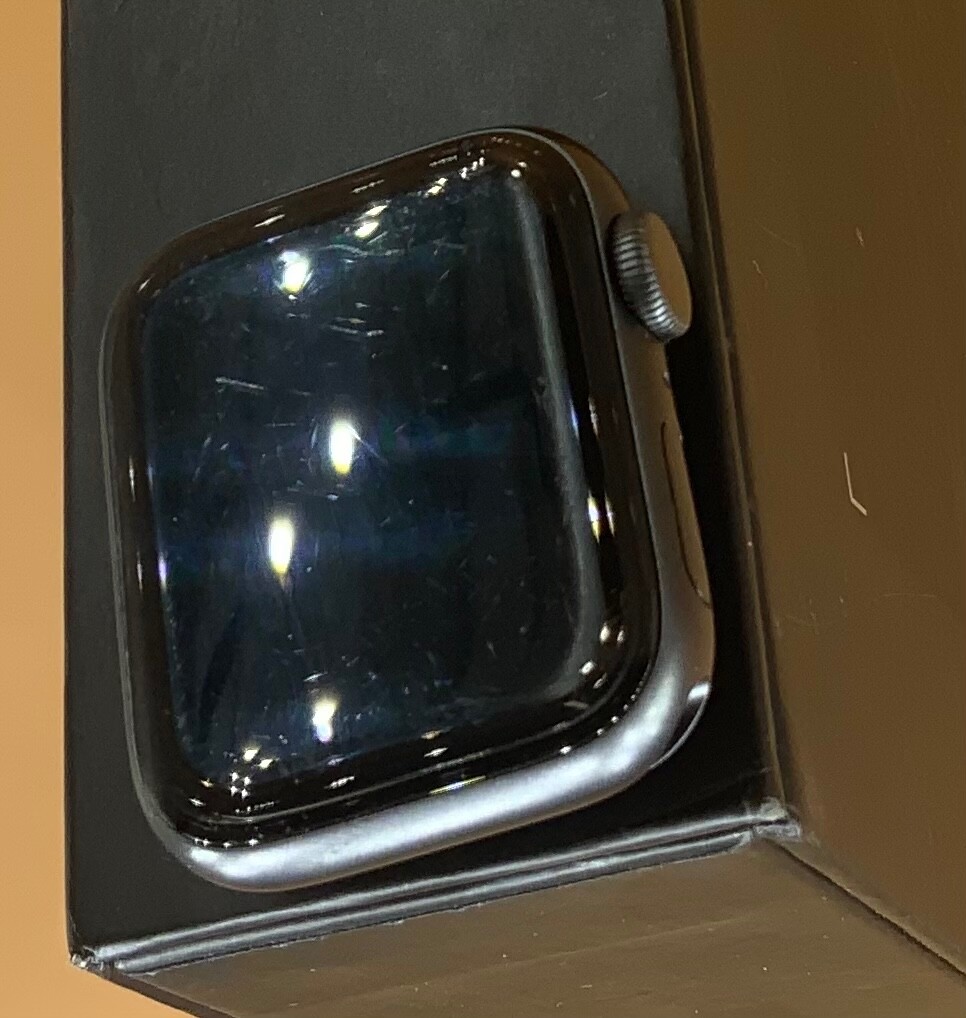 Apple Watch Series 6 GPS 40mm Space Gray Aluminum Black Sport Band MG133LL/A