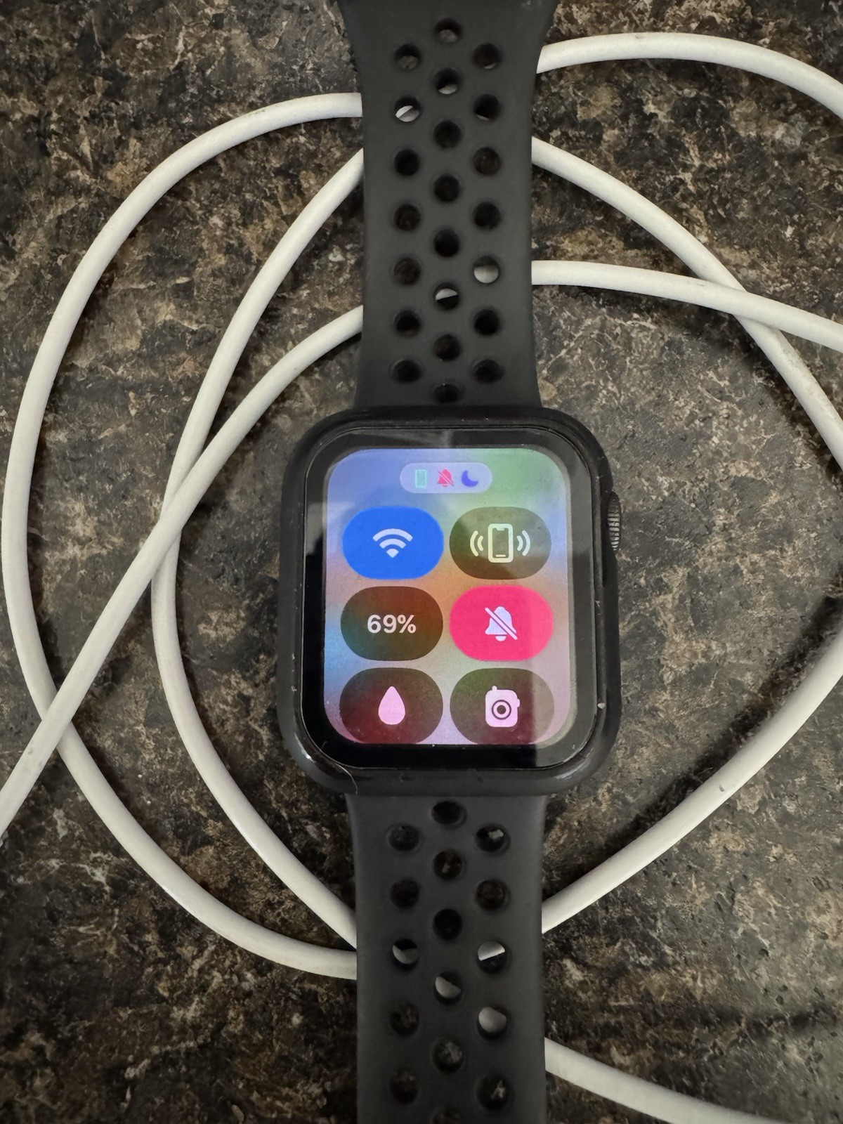 Nike Apple Watch SE 40mm Black Aluminum Case Black Silicone Sport Band Wi‑Fi