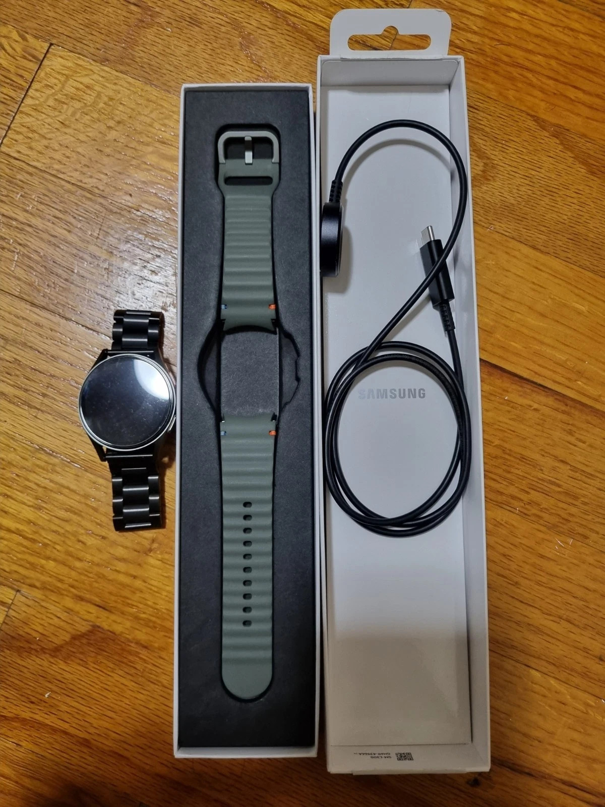 Unlocked Samsung Galaxy Watch7 Aluminum Smartwatch 40MM With Extra Black Belt