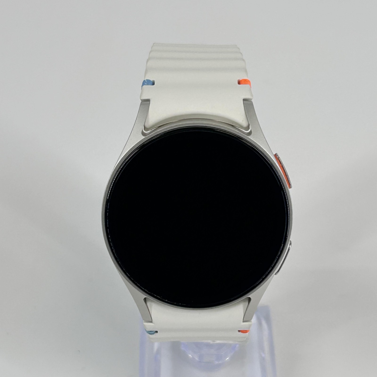 Samsung Galaxy Watch7 40mm Silver Aluminum (GPS) w/ Cream Sport Band – Excellent