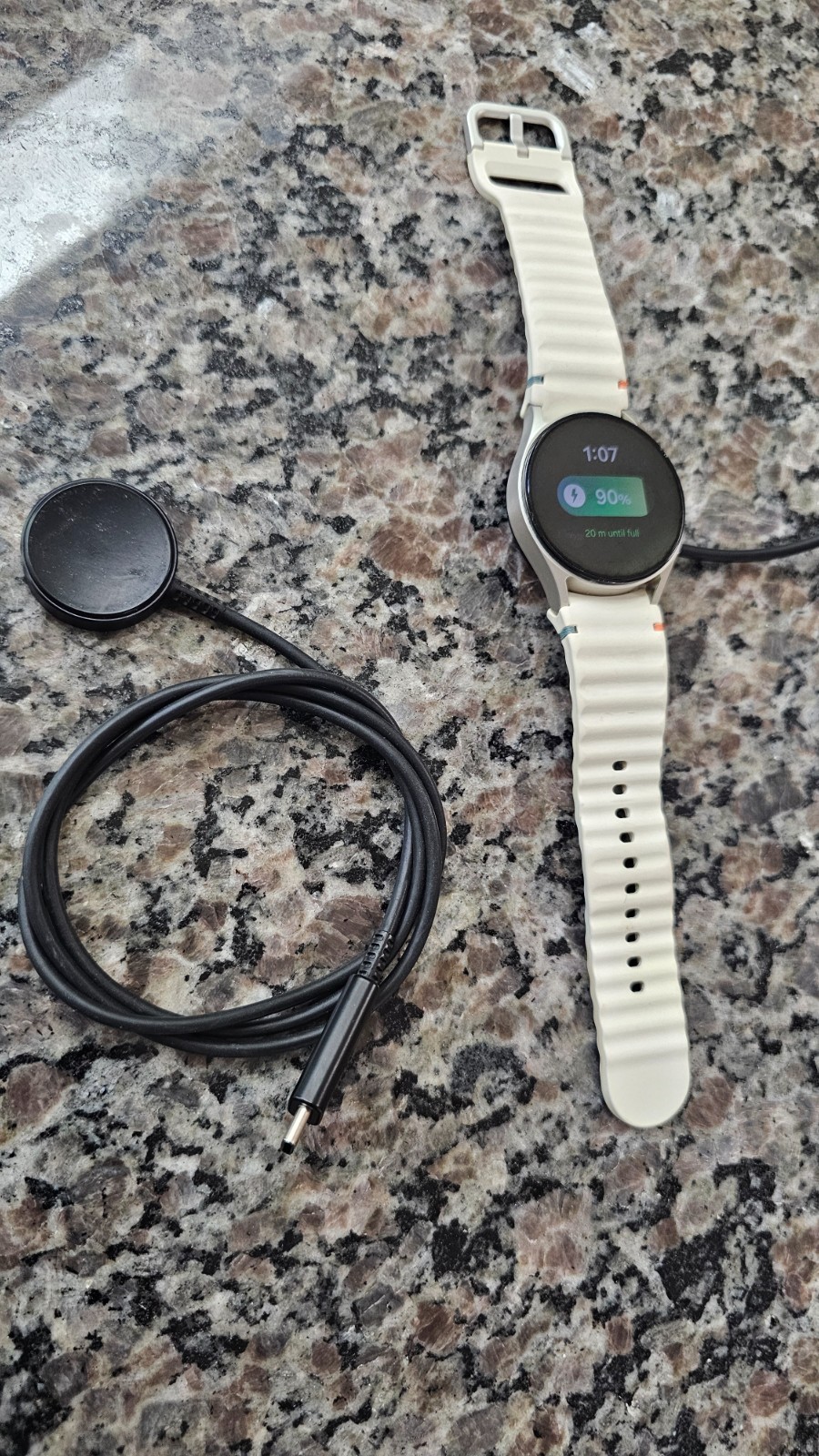 SAMSUNG GALAXY WATCH7 40mm GPS AI Smartwatch, 2024 – Unlocked. 2 chargers.