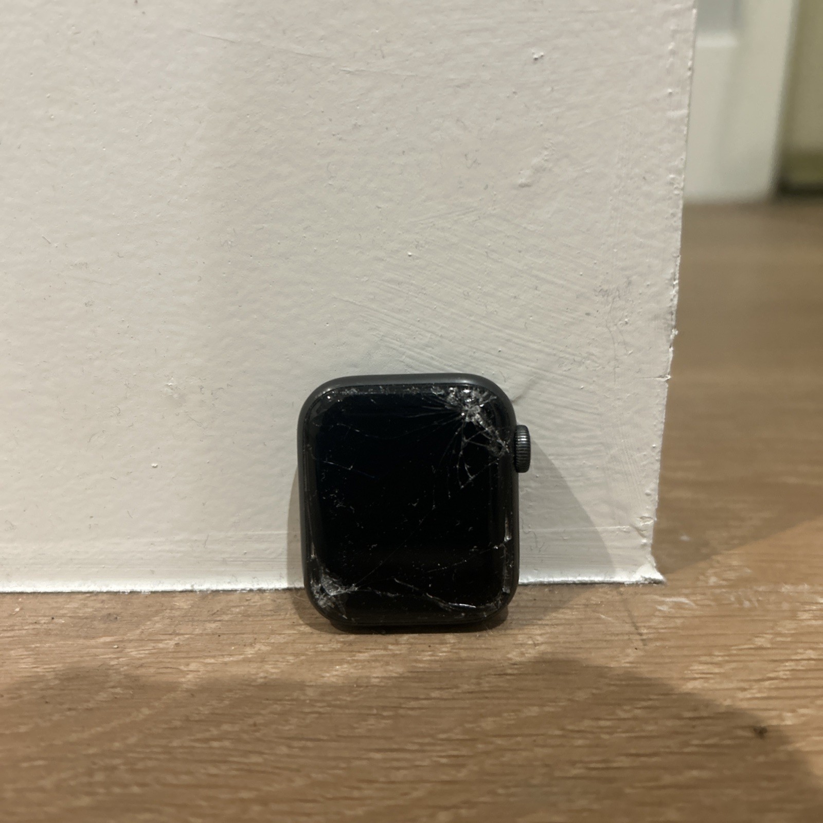 Unlocked Apple Watch SE 1st Gen 40MM Aluminum and Ceramic A2353 Face Only READ