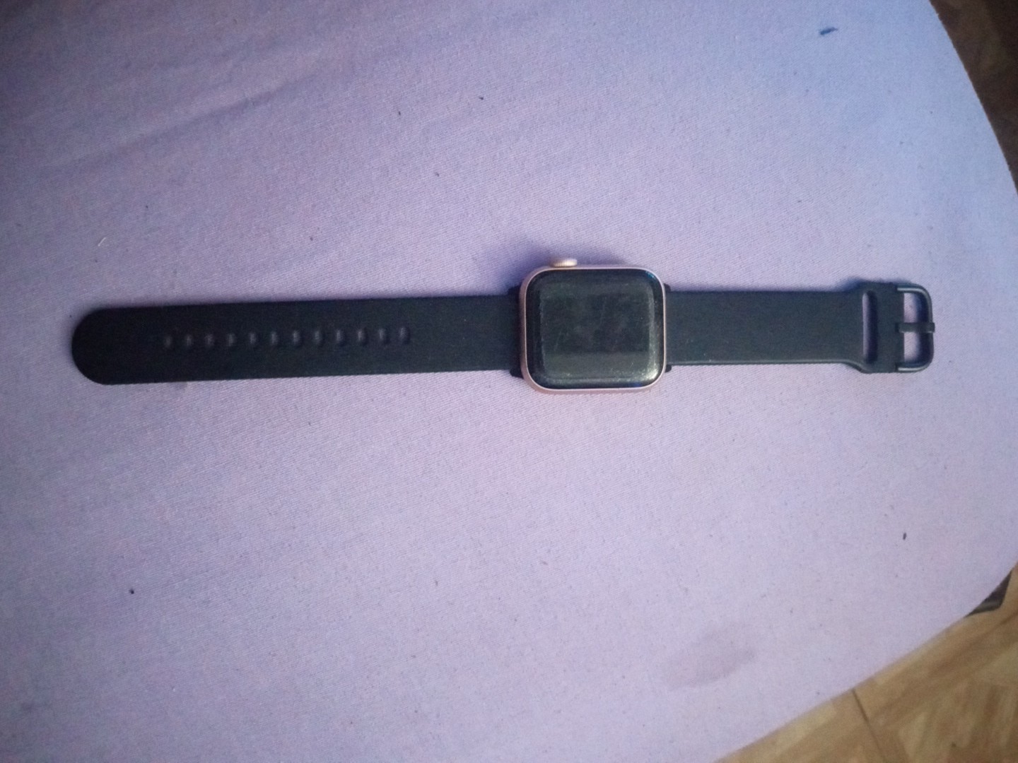 Apple Watch Series 5 44mm Gold-Tone Aluminium Case w Black Sport Band – Locked