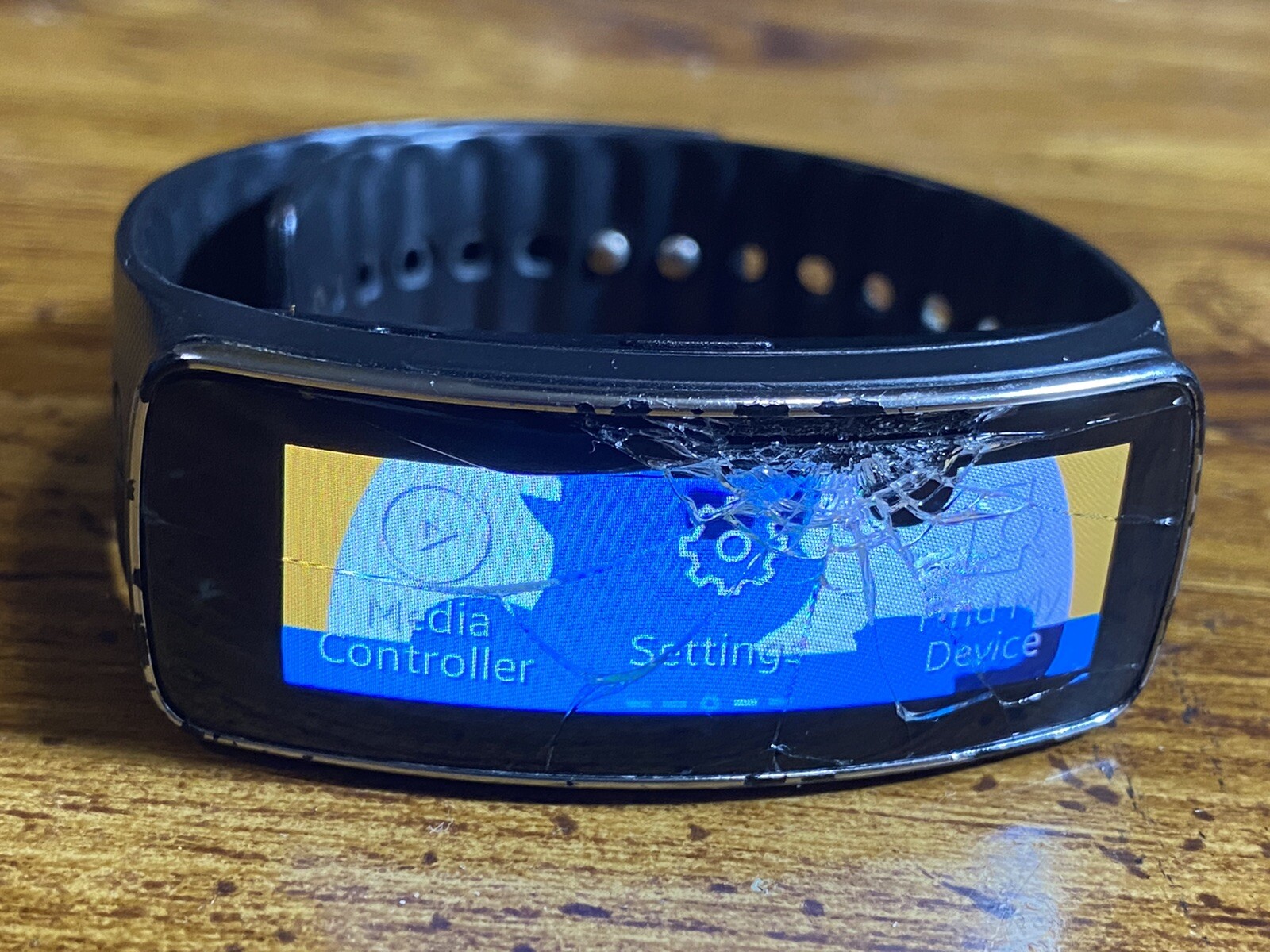 Samsung Gear Fit Fitness Watch SM-R350 – Cracked Screen, Still Works