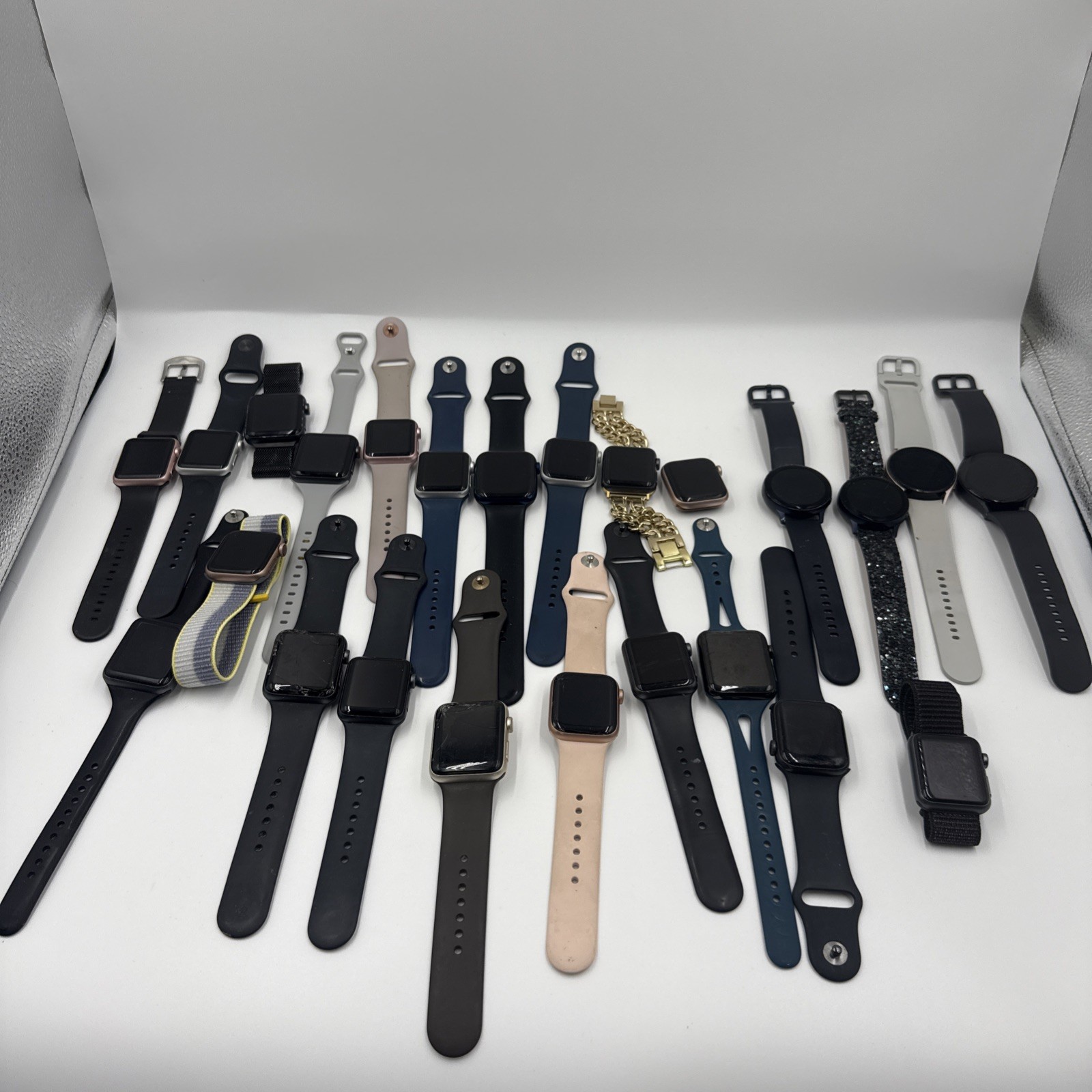 Lot of 24 Apple Watches Series SE, 6, 3, 2 & 1 + Samsung Watch’s Parts/Repair⚠️
