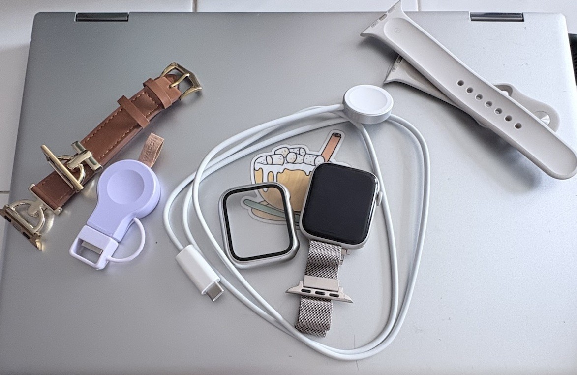 Apple Watch SE 44mm GPS 32GB Silver Aluminum Case + 3 bands and 2 chargers.