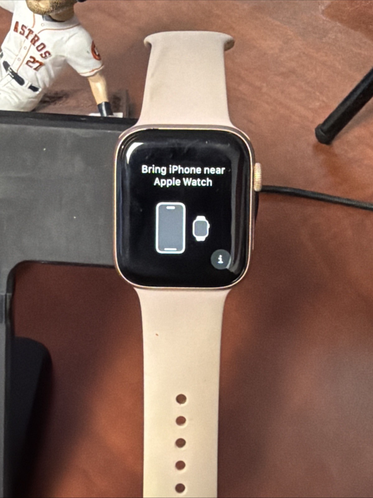 Apple Watch Series 5 44mm Rose Gold Aluminum GPS + Cellular Pink Silicone Band