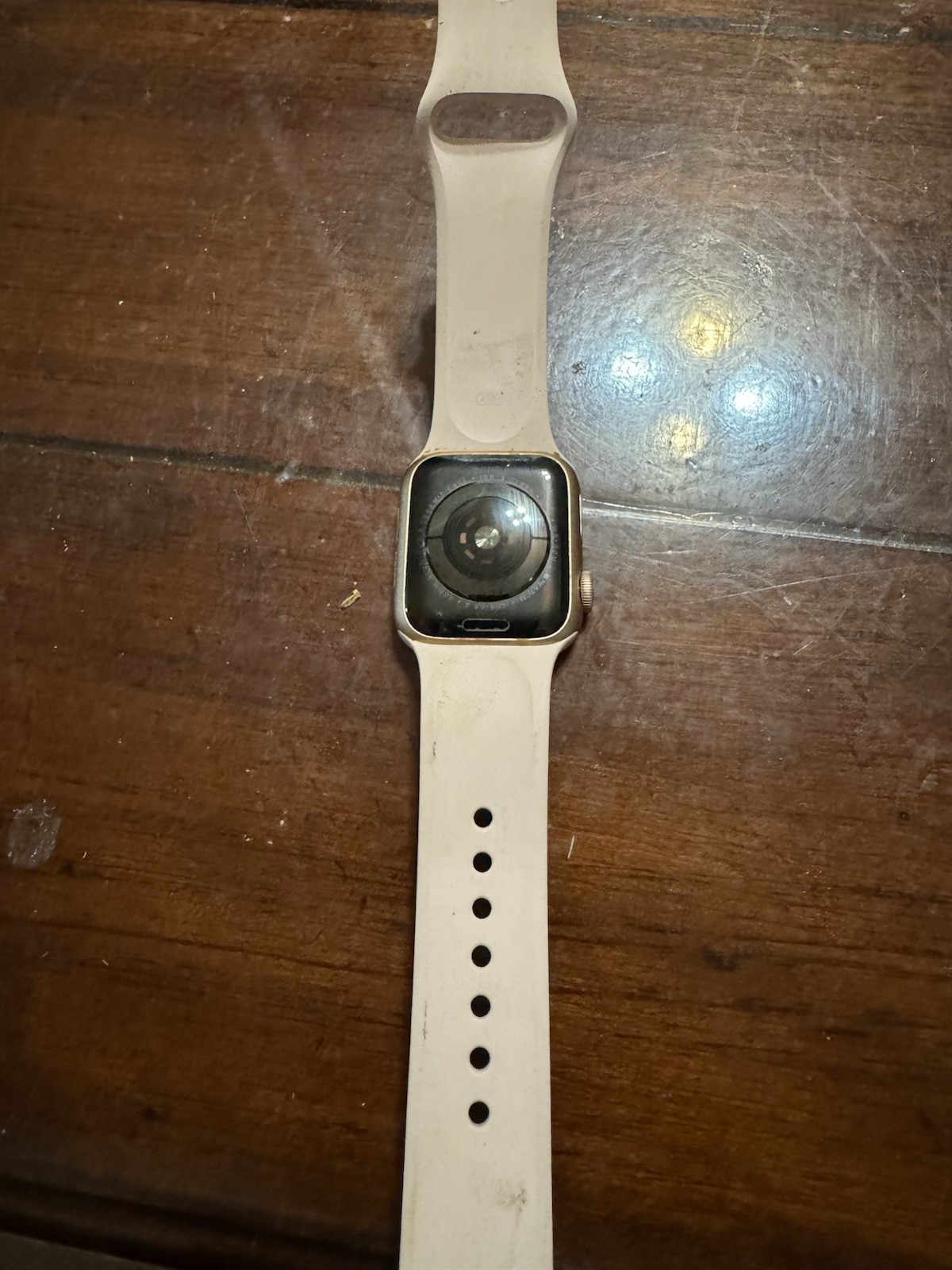 Apple Watch Series 4 40mm Gold Aluminum GPS Water-Resistant Beige Silicone Band