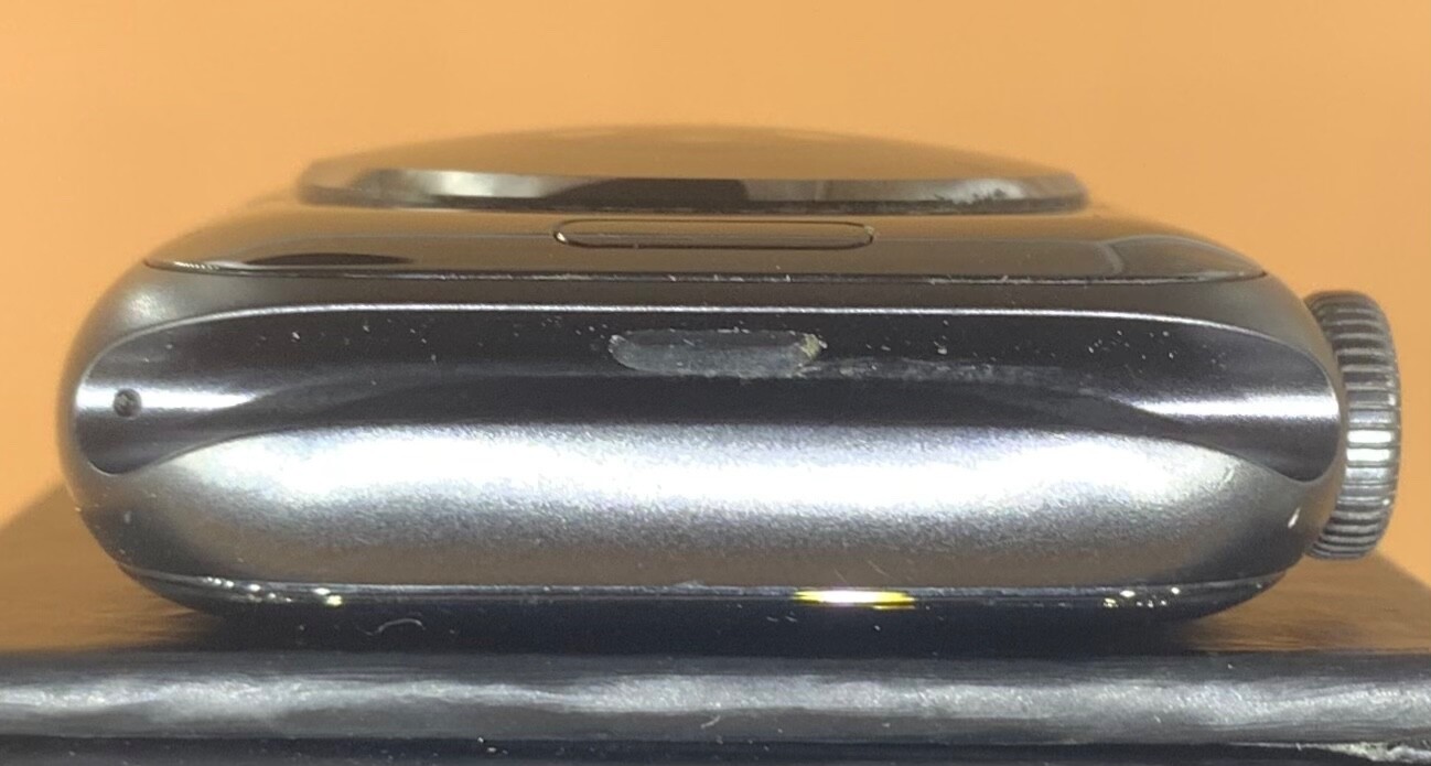 Apple Watch Series 6 GPS 40mm Space Gray Aluminum Black Sport Band MG133LL/A