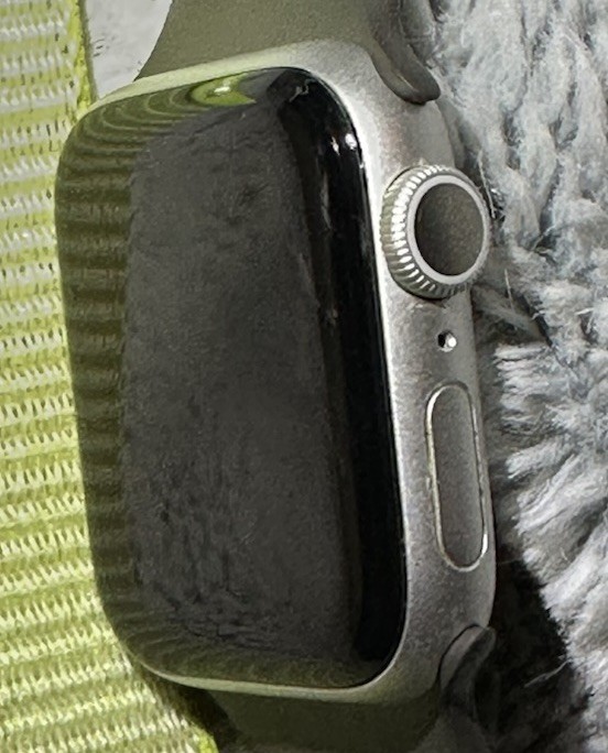 Apple Watch Series 6 GPS 40mm 32GB Silver Aluminum Case Black Silicone Band