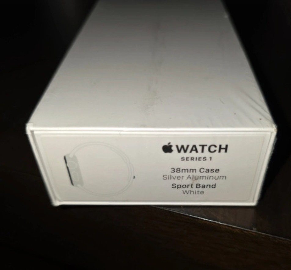 Apple Apple Watch Series 1 38mm Silver Aluminum Case White Sport Band GPS 8GB