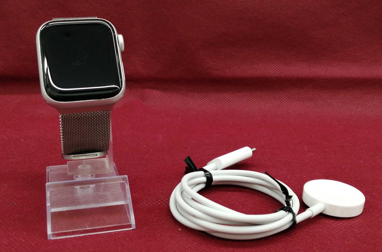 Apple Watch SE 2nd Gen GPS 40mm Silver Smartwatch, 32GB, Battery 87%