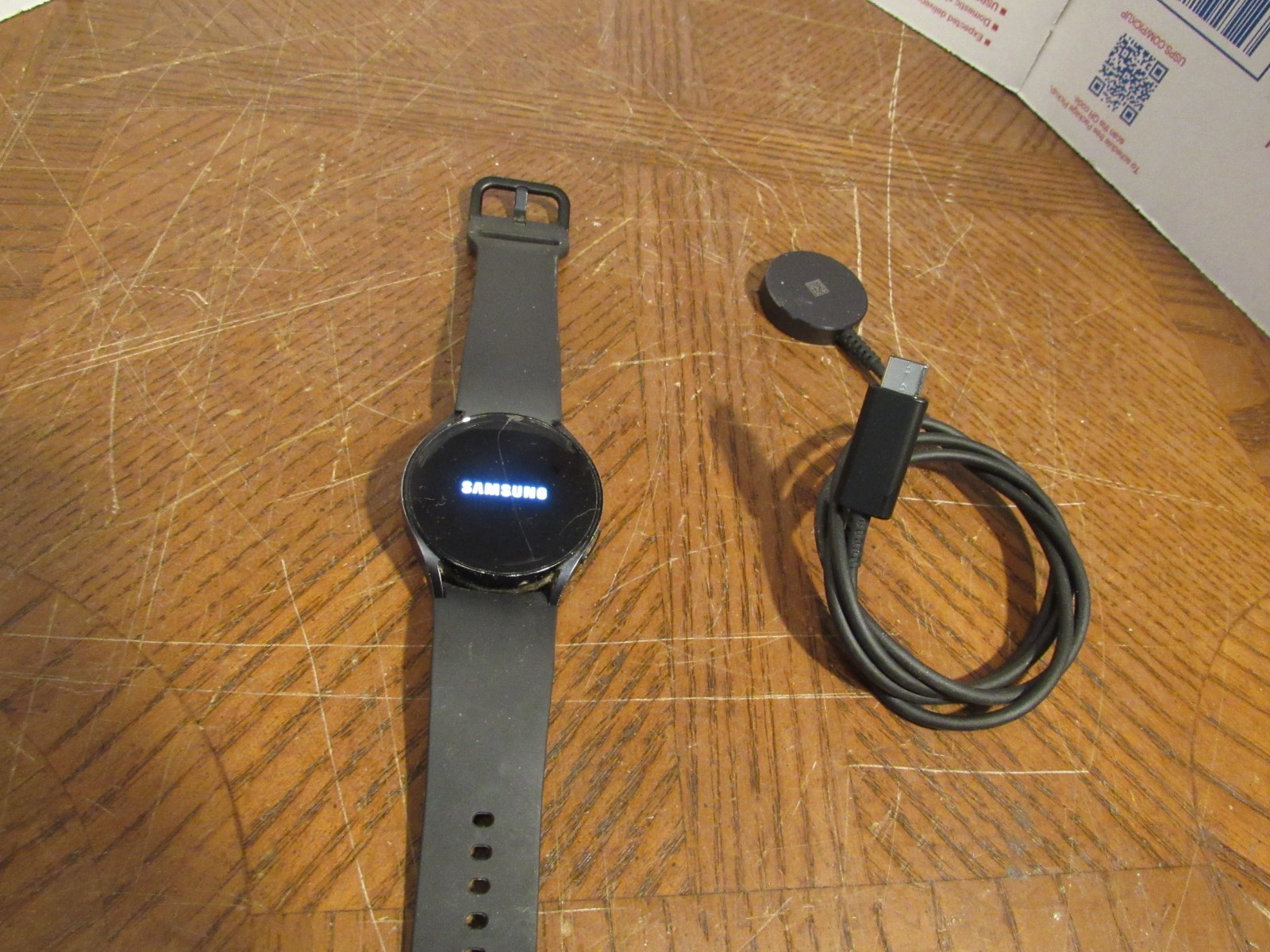 Samsung Galaxy Watch6 SM-R935U Aluminum Gold 40mm LTE ISSUE Cracked Screen Glass
